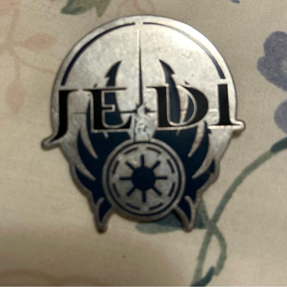 Disney Star Wars Jedi Choose Your Destiny Silver Collectible Pin